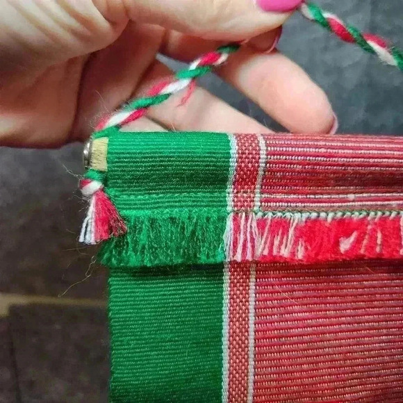 Holiday Wall Hanging PEACE Vintage Red/ Green 16"L x 5.5"W Made In GUATAMALA - Picture 6 of 9